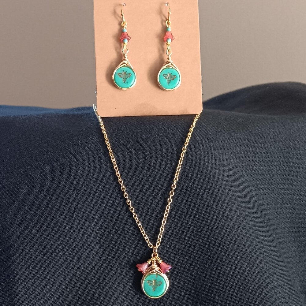 Beautiful handmade bee necklace/earring set!